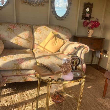 Whitehead The Pink Cottage Upstairs Suite & Garden Summer Room מראה חיצוני תמונה