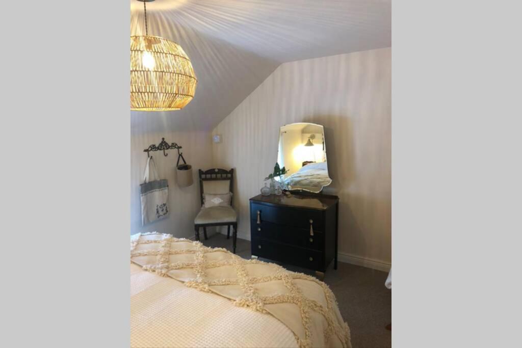 Whitehead The Pink Cottage Upstairs Suite & Garden Summer Room מראה חיצוני תמונה