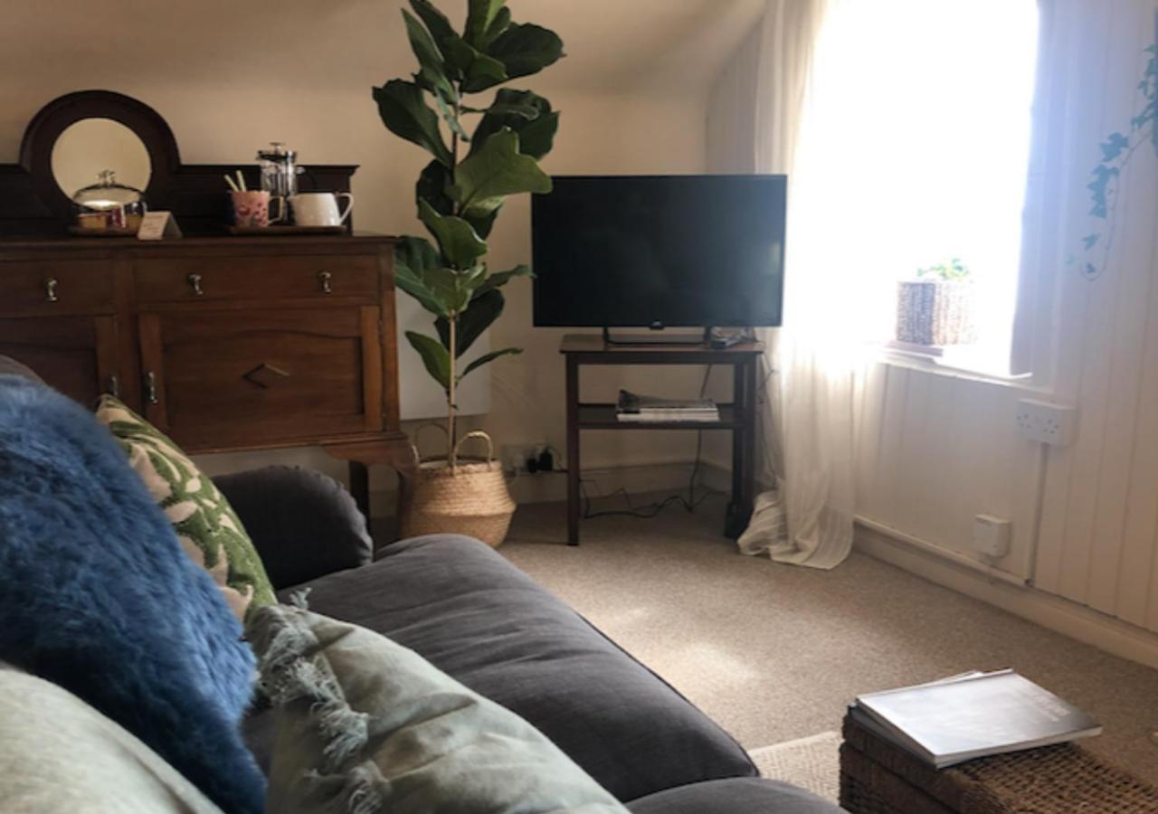 Whitehead The Pink Cottage Upstairs Suite & Garden Summer Room מראה חיצוני תמונה