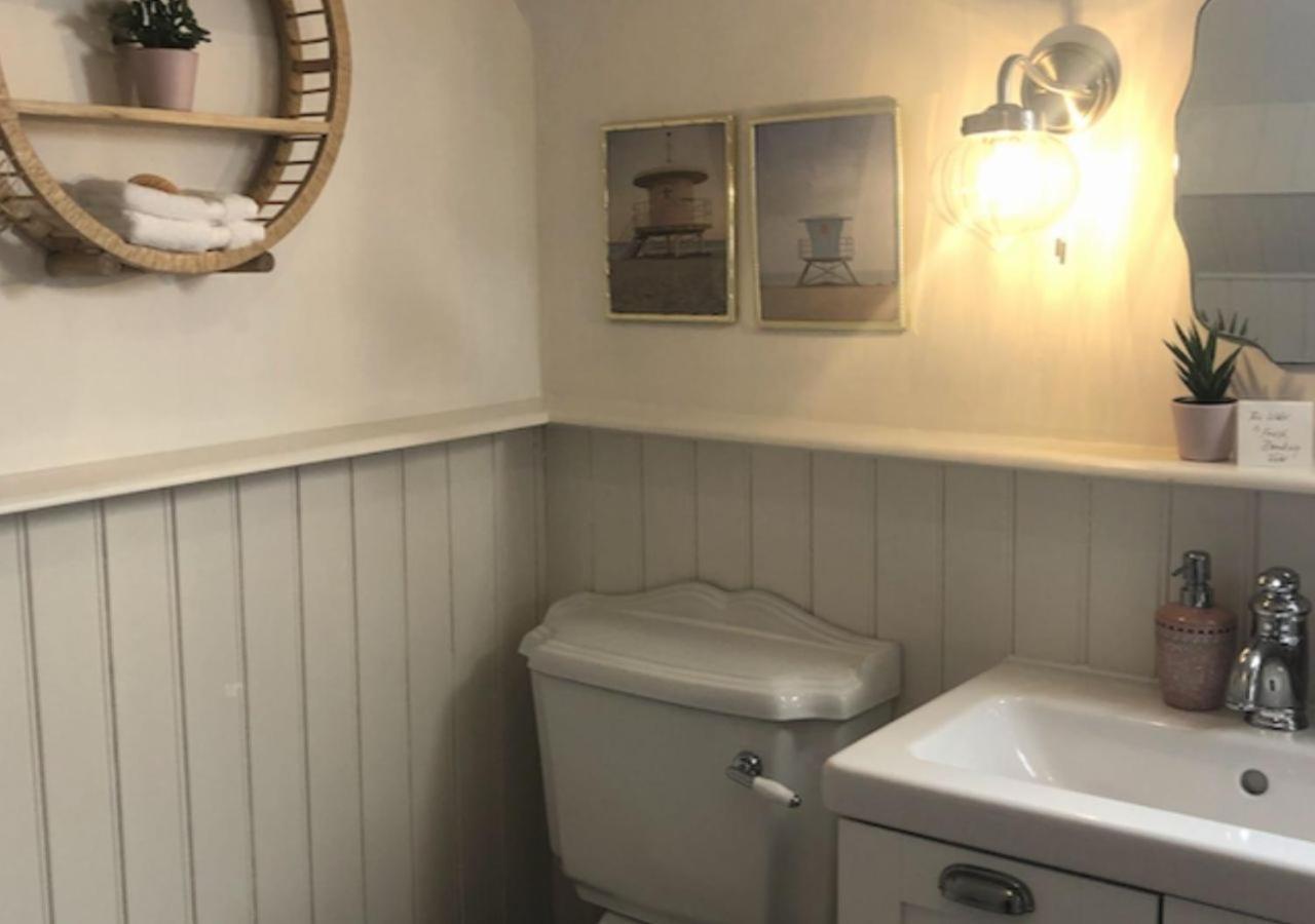 Whitehead The Pink Cottage Upstairs Suite & Garden Summer Room מראה חיצוני תמונה