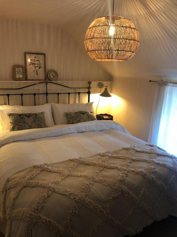 Whitehead The Pink Cottage Upstairs Suite & Garden Summer Room מראה חיצוני תמונה