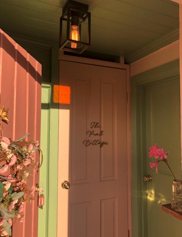Whitehead The Pink Cottage Upstairs Suite & Garden Summer Room מראה חיצוני תמונה