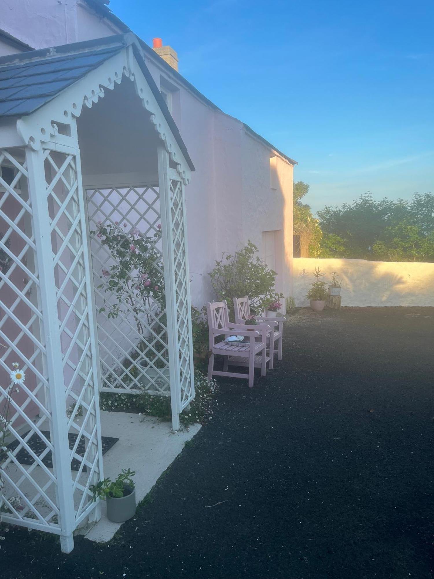 Whitehead The Pink Cottage Upstairs Suite & Garden Summer Room מראה חיצוני תמונה