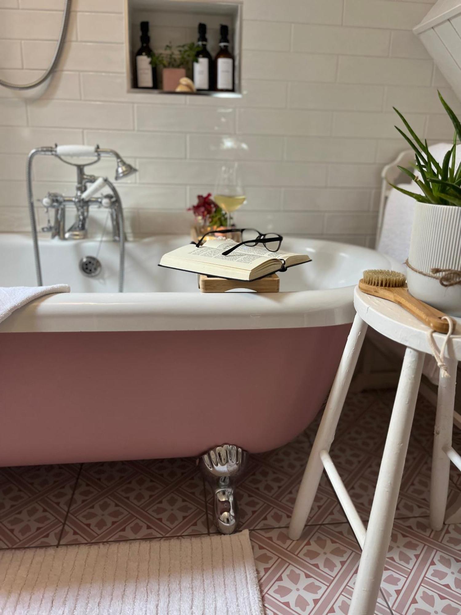 Whitehead The Pink Cottage Upstairs Suite & Garden Summer Room מראה חיצוני תמונה