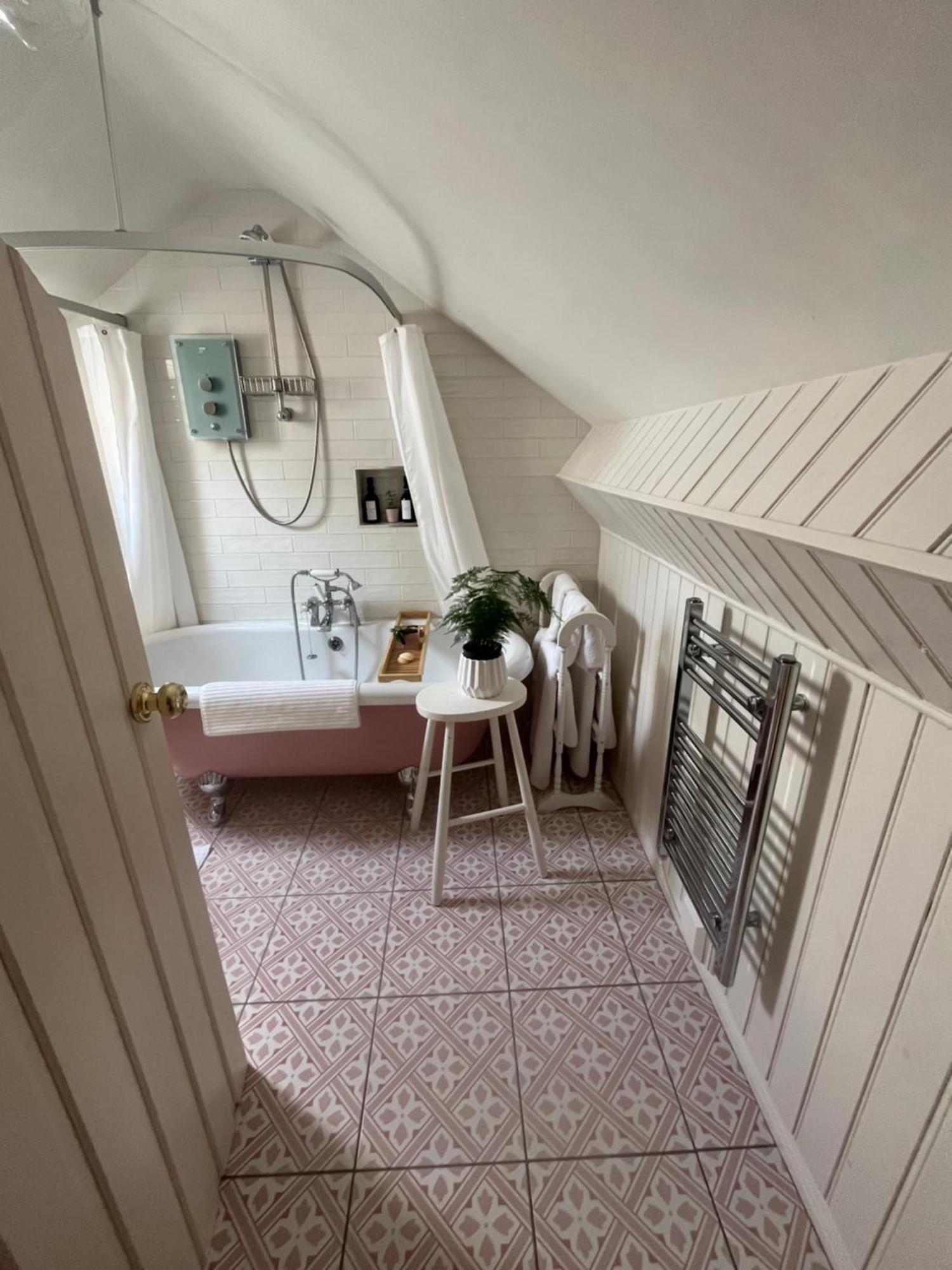 Whitehead The Pink Cottage Upstairs Suite & Garden Summer Room מראה חיצוני תמונה